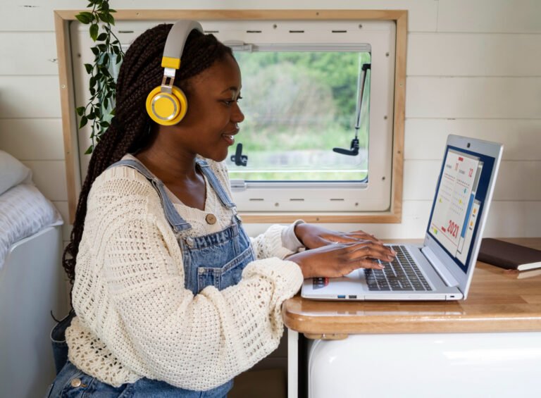 Online Side Hustles for Nigerian Ladies (2026): Real Ways to Earn From Home
