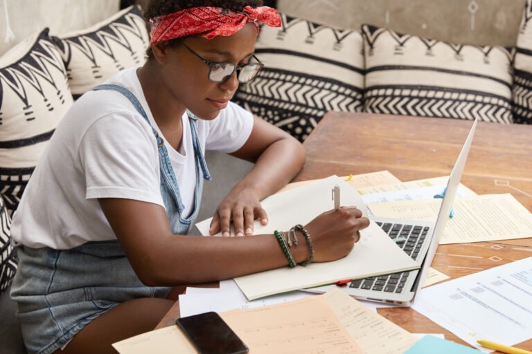 Best Side Hustles in Nigeria for Students in 2026 (Legit, Flexible & Campus-Friendly)